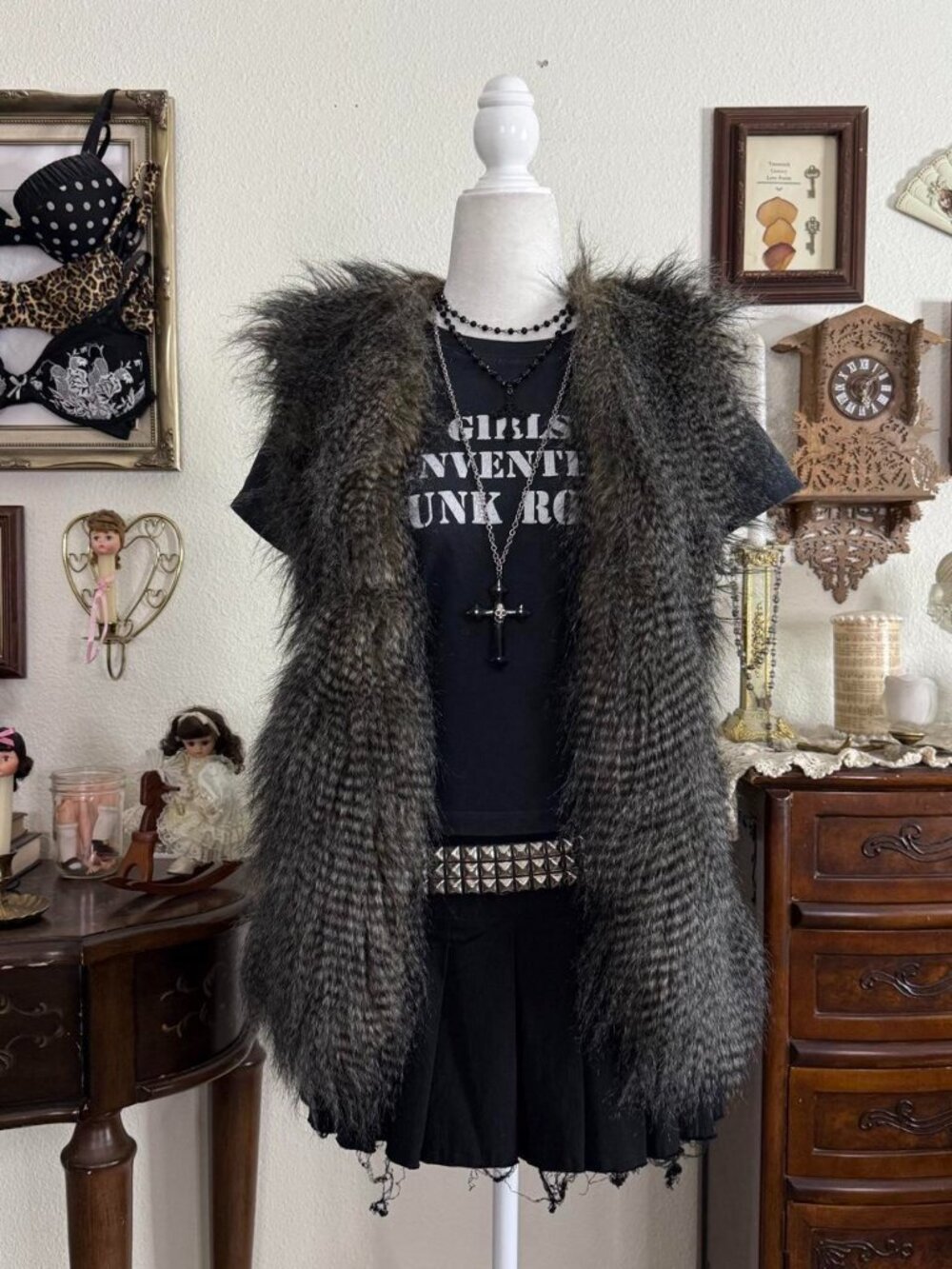 2010s indie sleaze grunge faux fur vest